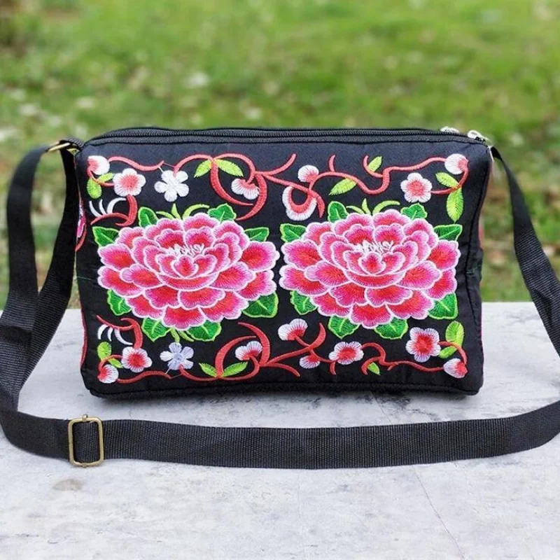 2023 New Embroidered Flowers Messenger Bag Women Bag Canvas Mom Crossbody Bags Small Bag Mobile Phone Bag Coin Purse