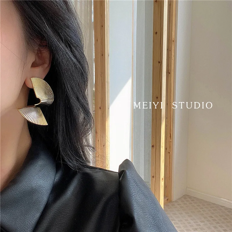 

2022 New Twisted Designer Earrings Fashion Personality Versatile Clothing Dinner Accessories Jewelry Gifts