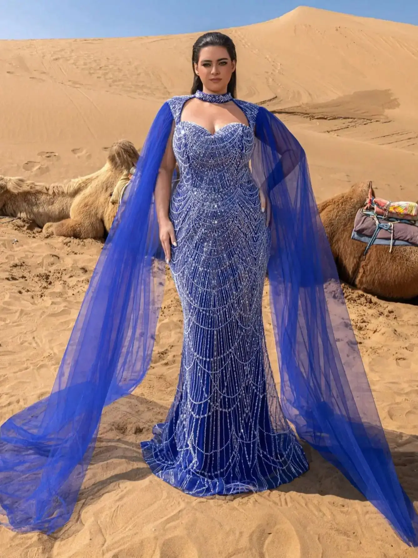 بالإضافة إلى فساتين رسمية مطرزة برقبة عارية الذراع...