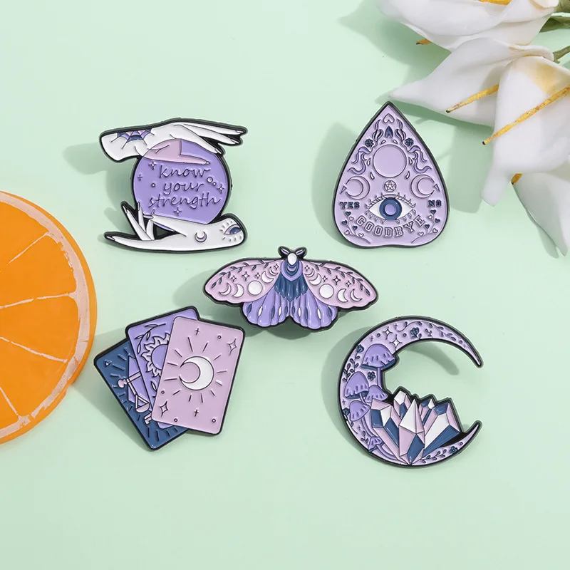 Cartoon Creative Magic Series Spilla Fantasy Purple Moon Moth Crystal Ball Distintivo Smaltato In Metallo Abbigliamento Zaino Accessori Spille