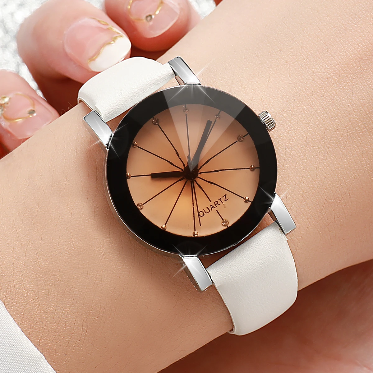 Black White 2pcs/Set Fashionable Round Shape Women's Leather Quartz Watch