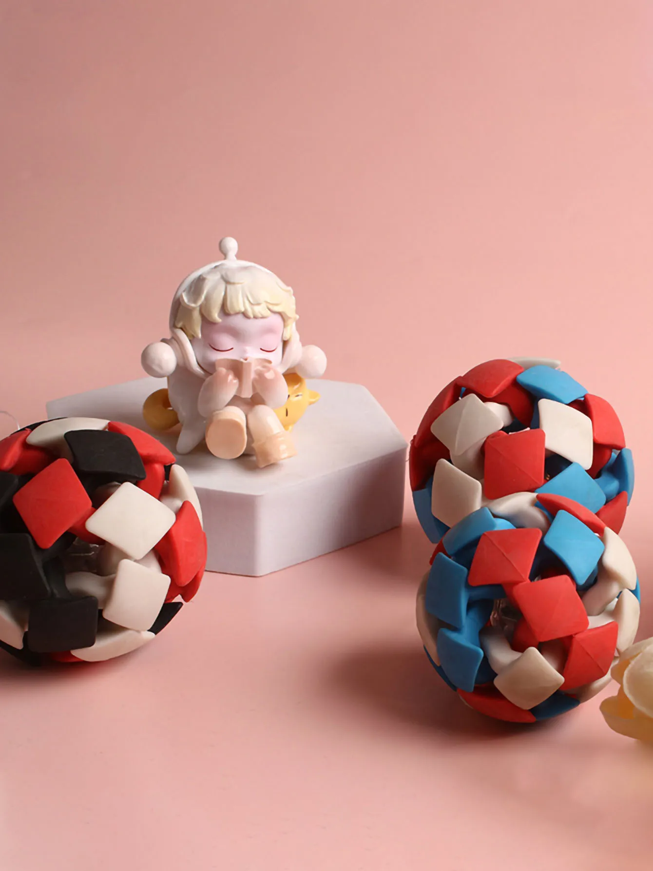 1pc-Interactive pet toy with colorful bell shaped balls and durable diamond shaped balls that can produce sound-random color