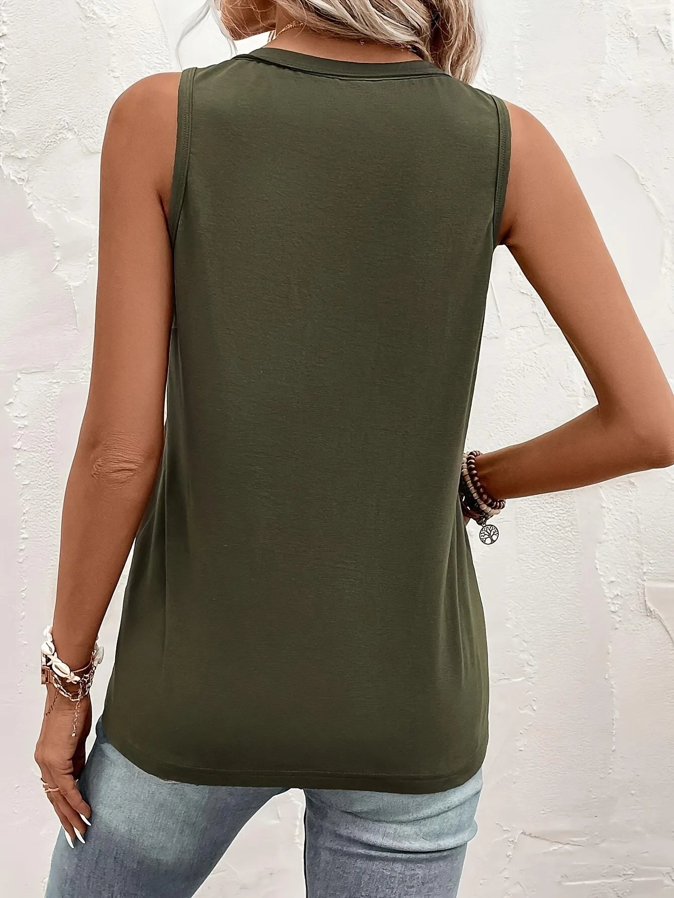 Lady's olive green vest with front pocket and sleeveless top. Perfect for casual streetwear, a versatile piece that can be worn 3