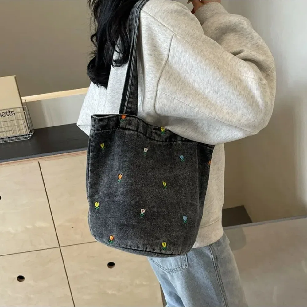Borsa a Secchiello alla Moda, Grande Capacità, con Fiori Ricamati, Borsa a Mano Versatile, Borsa Sottobraccio da Donna - immagine 4