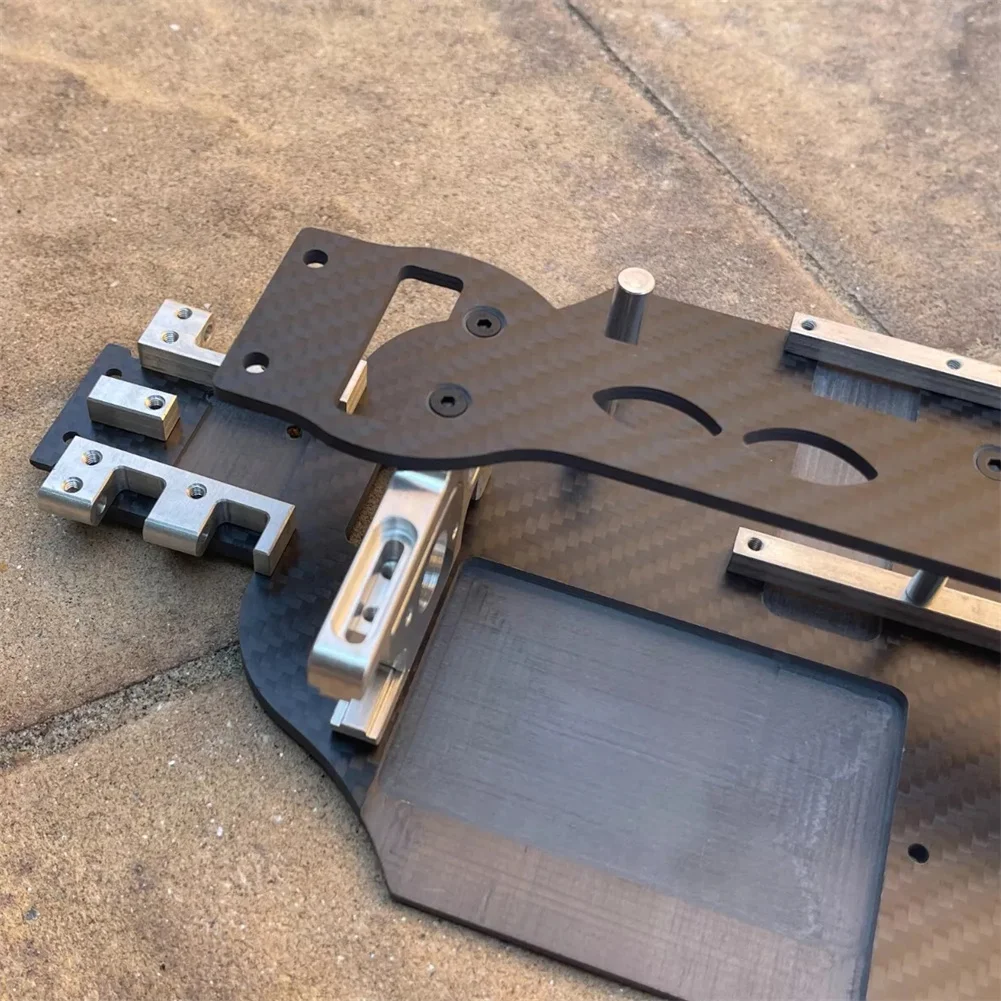Détail des bras et suspensions montés sur le châssis LCG carbone pour Traxxas Slash VXL 4x4.