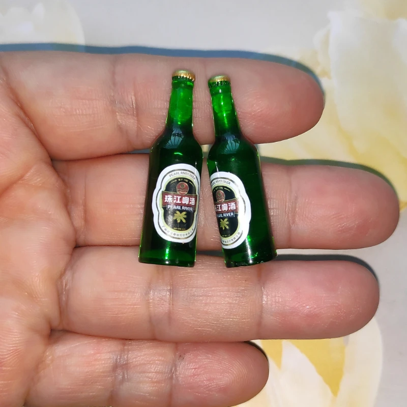 thumbnail image 1 of Mini botella de cerveza con alcohol, colgante de resina para cóctel, accesorio fotográfico en miniatura, adorno de joyería para teléfono de boda, regalos de fiesta, 1 of 5