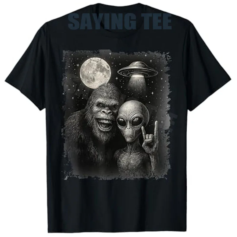 Lustiges Grunge Alien Selfie mit Rock Bigfoot & UFO T-Shirt Y2k Art Awesome Saying Tee Alien Sasquatch Ästhetische Kleidung Neuheit
