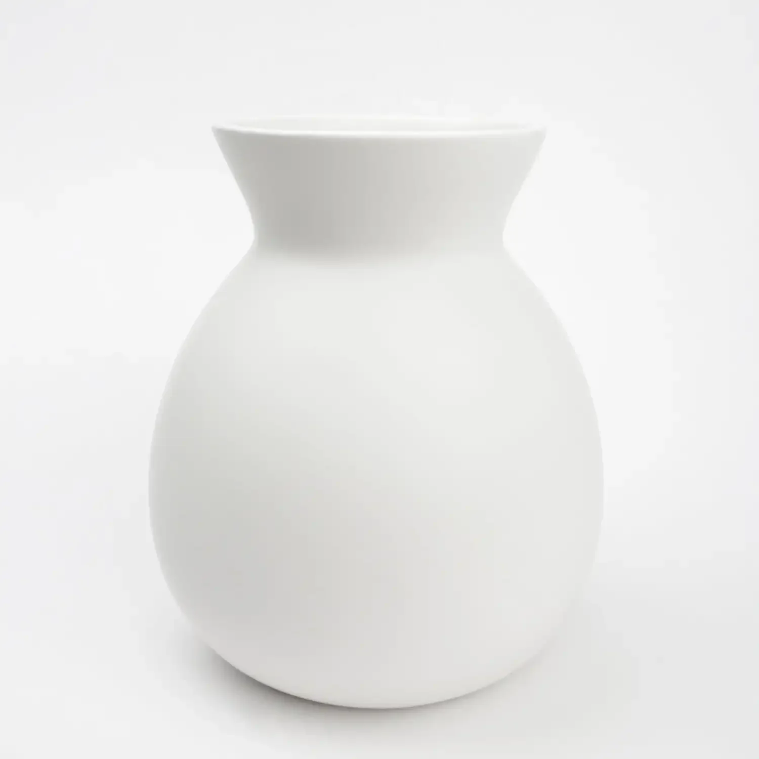 

Mainstays 6.75in x 8in Solid White Finish Ceramic Vase