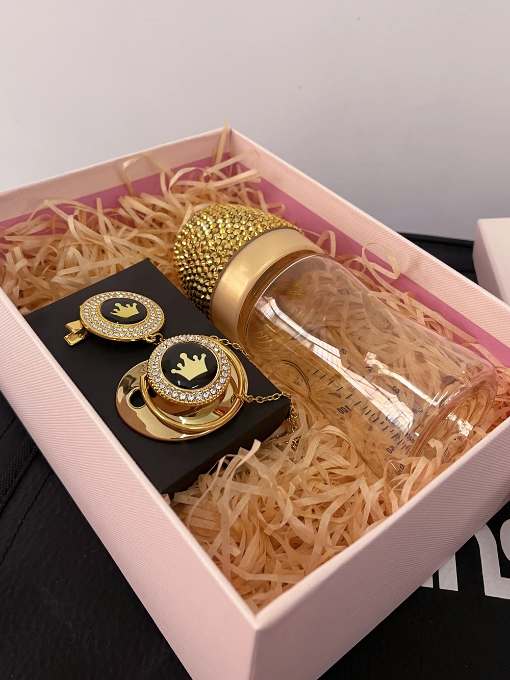 Baby Nursery Decoration Dollbling Handmade Crystal Gold Baby Bottle And Pacifier Clips Set 0-6m Infant Girl Newborn Angle Wing Crown Nursery Decoration
