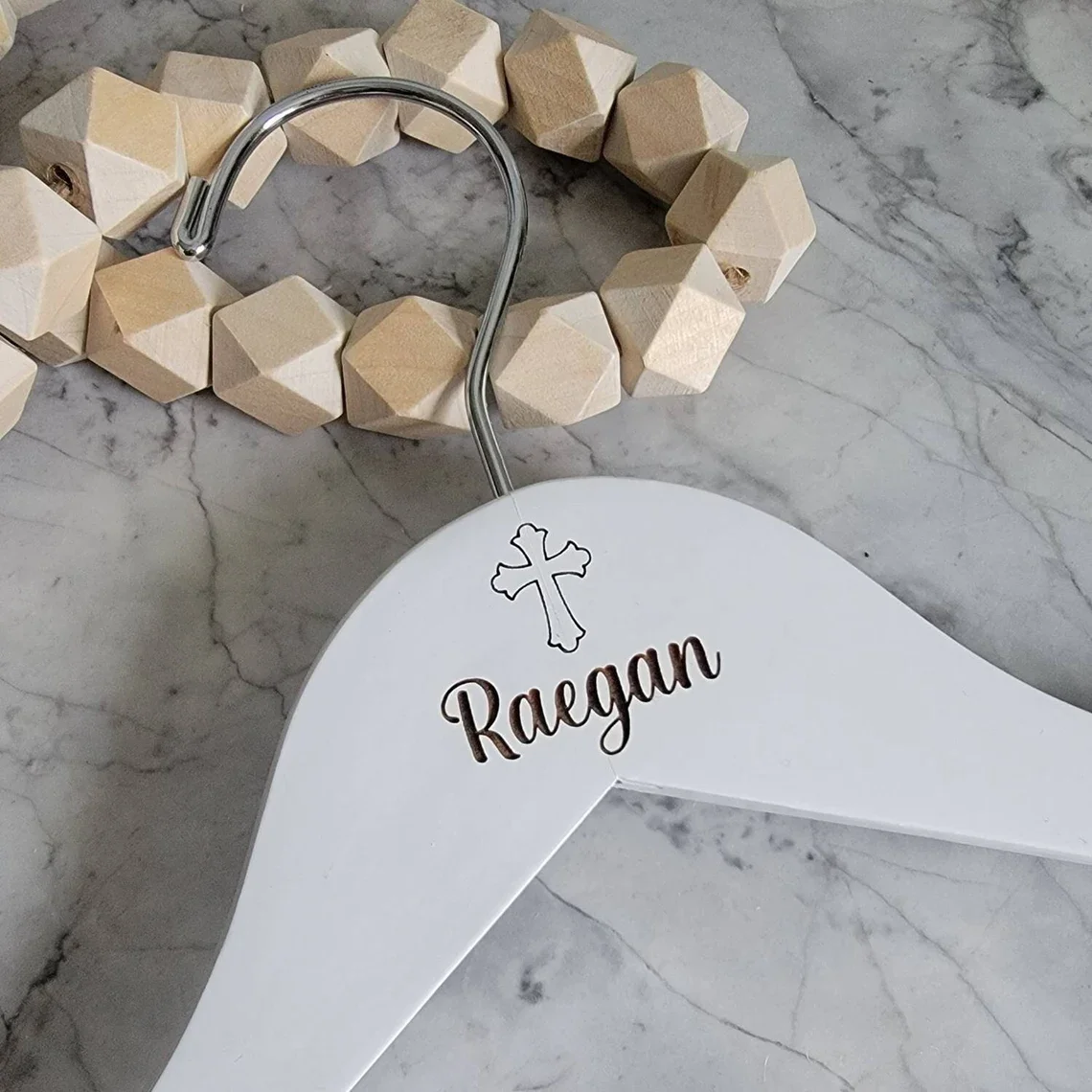 Personalisierter Holz-Kleiderbügel für Taufe, Kommunion und Festkleider mit Gravur, Langlebig und Rutschfest für Baby- und Kinderkleider