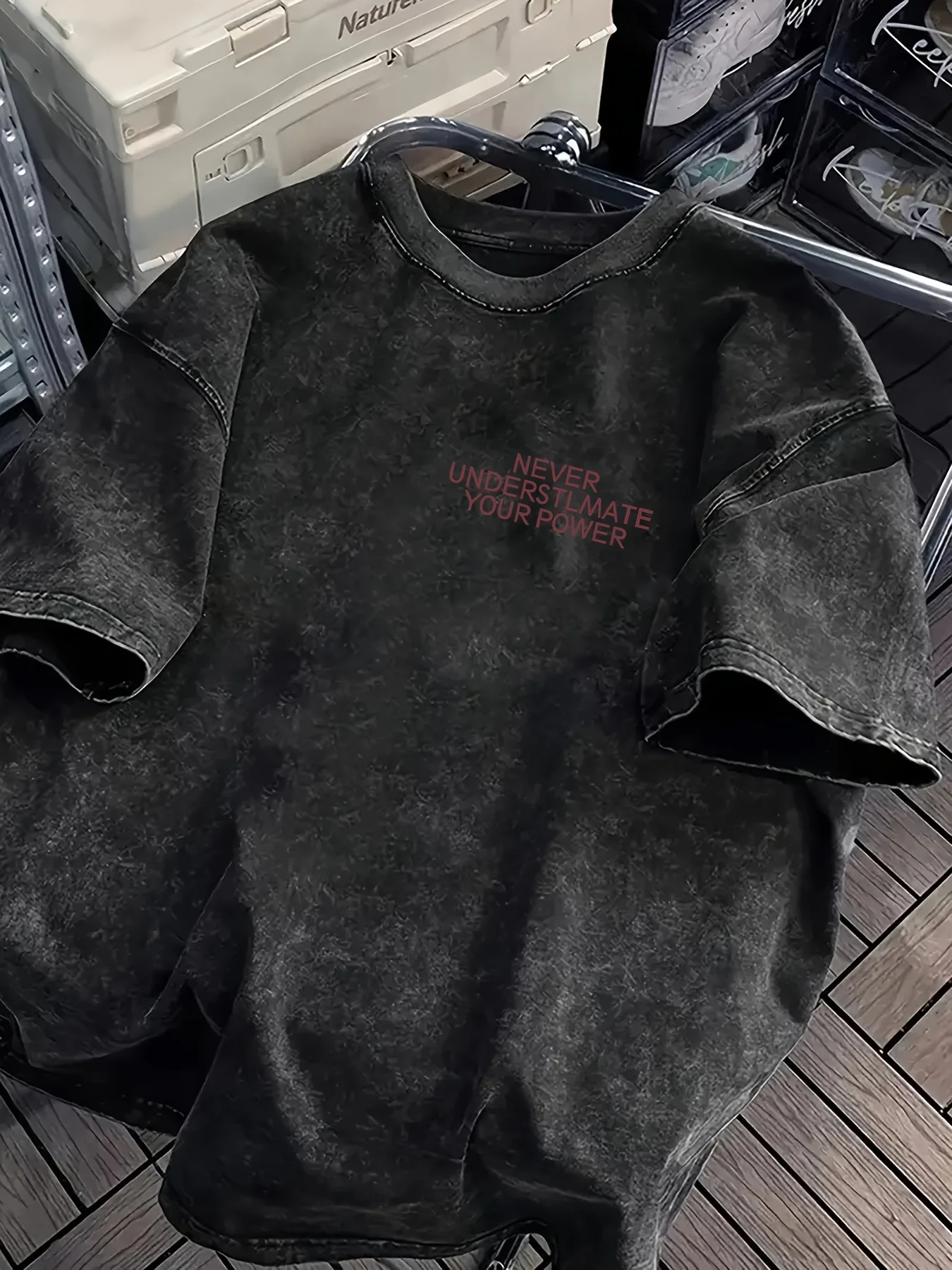 Vintage Acid Wash "Never Underestimate Your Power" Grafik-T-Shirt Übergroßes Streetwear Baumwoll-Oberteil Grafik-T-Shirts – Detail 7