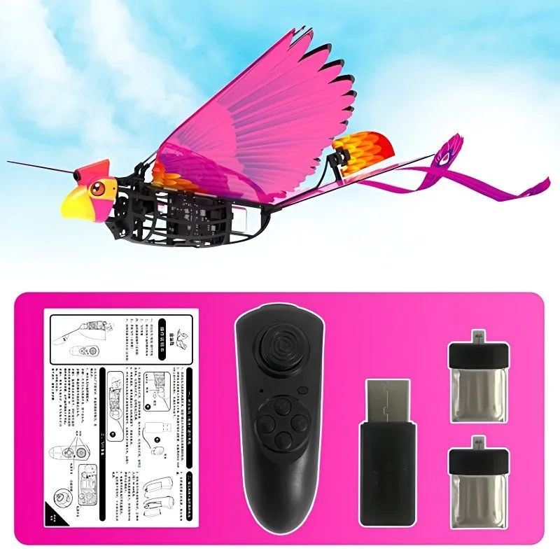 Drone Oiseau Go Go Bird en vol stationnaire au-dessus d'une pelouse.