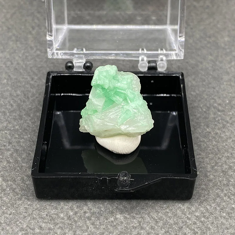 100%  Natural Emerald Mineral Specimens Stones and Crystals Healing Crystal   +Box size:35*35*35 mm