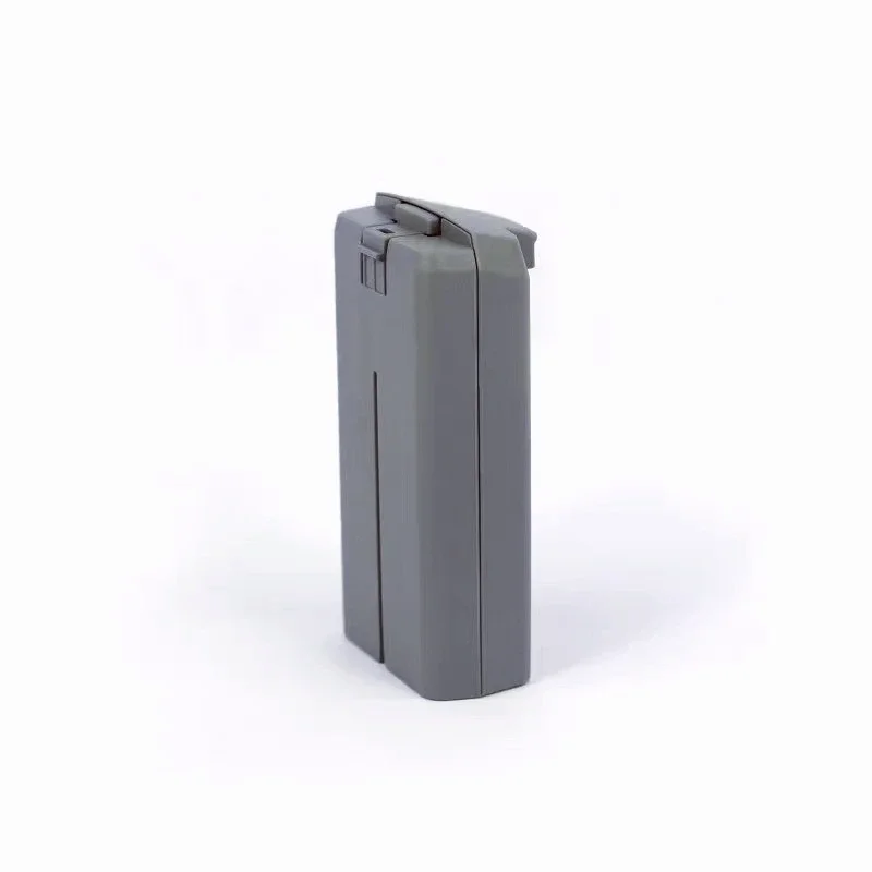 Main tenant la batterie 2400mAh pour drone Mini 2, démonstration de sa taille compacte