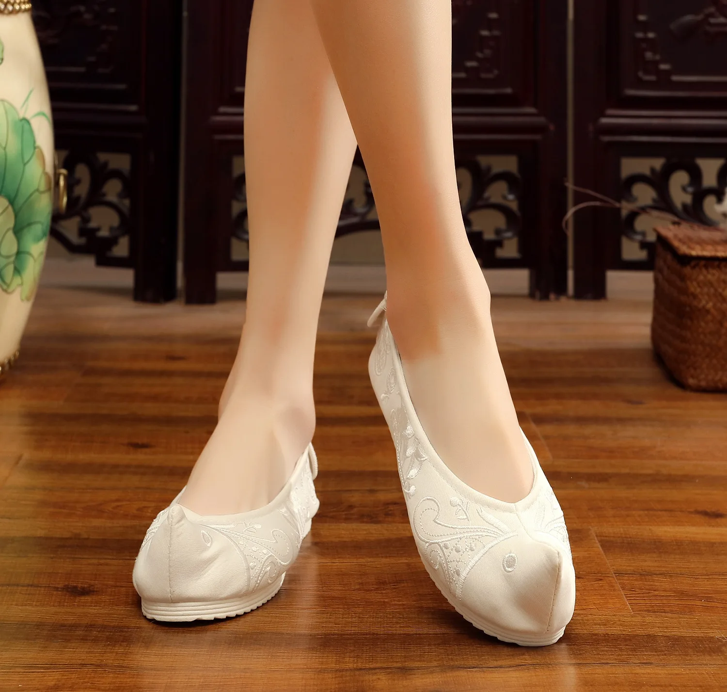

Spring and Autumn Hanfu Palace Shoes Upturned Shoes Embroidered Embroidered Shoes Women's Fashion Casual Cloth Shoes