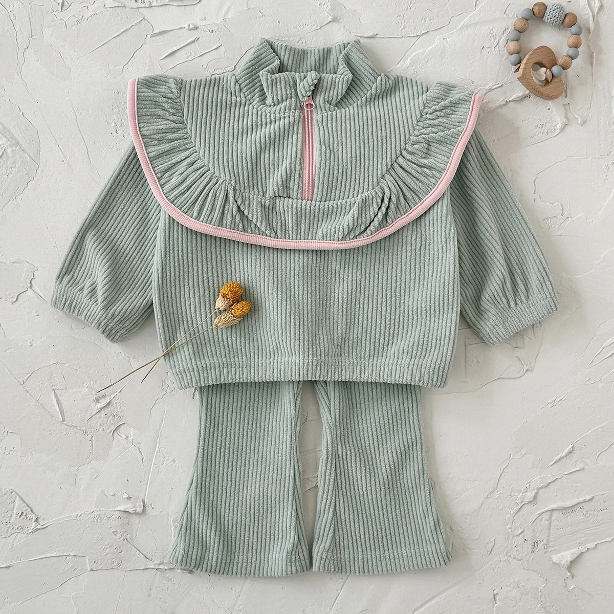 Baby Mädchen Mintgrünes Geripptes Lounge-Set Halber Reißverschluss Hochgeschlossenes Rüschen-Oberteil Schlaghose mit Schleife Weiches Lässiges 2-teiliges Outfit für den Alltag – Detail 3