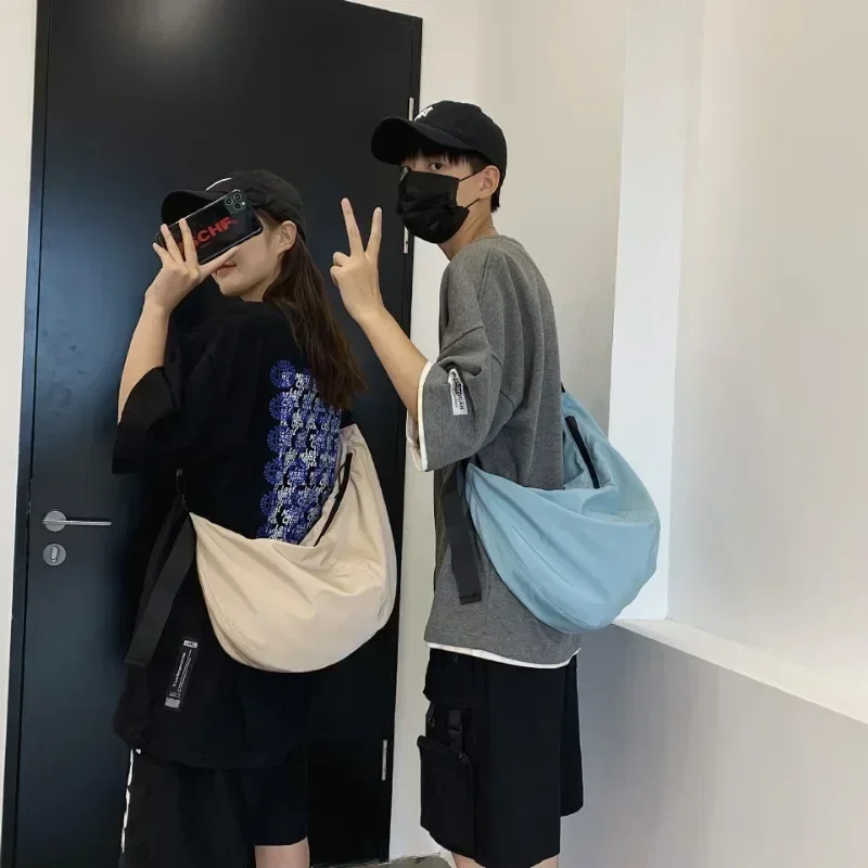 Borse a tracolla da uomo tinta unita di grande capacità Hobos unisex Harajuku stile giapponese borsa da viaggio impermeabile in nylon con cerniera - immagine 3