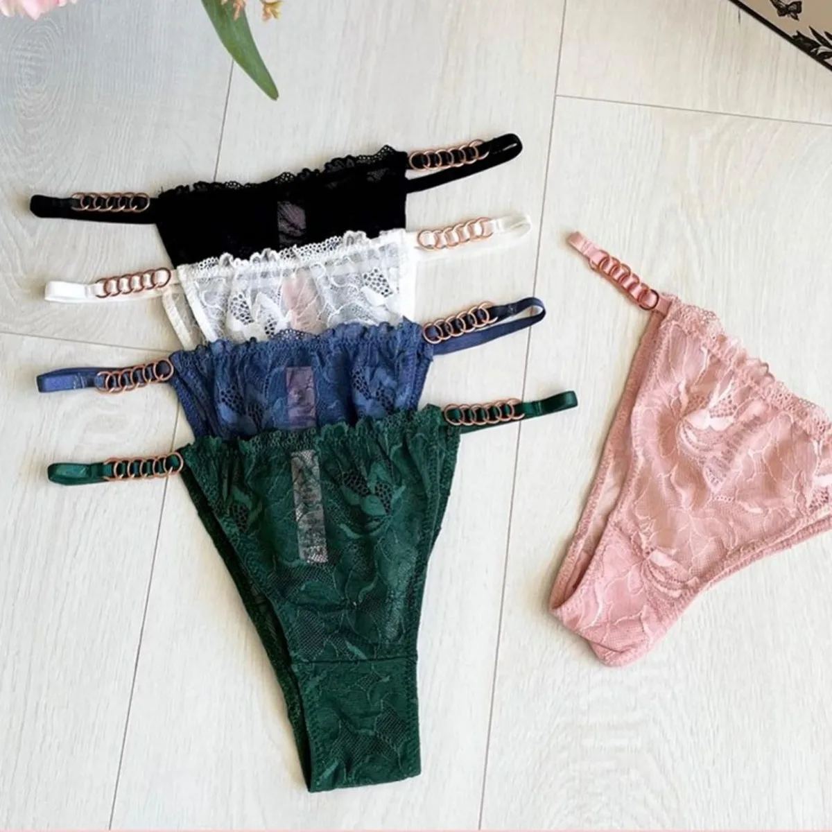 

European and American Sexy Lace Sheer Half Wrapped Hip Panties Metal Trim Fashion Fun Breathable Comfortable Fork V Pants Women