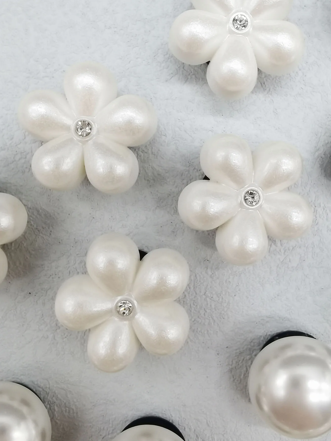 22 Stück weiße Blumen-Schuhanhänger, Ornamente, glitzernde Schuhe, Schnallen, Dekorationen, abnehmbares Schuhzubehör, multifunktionale Schuhclips – Detail 3