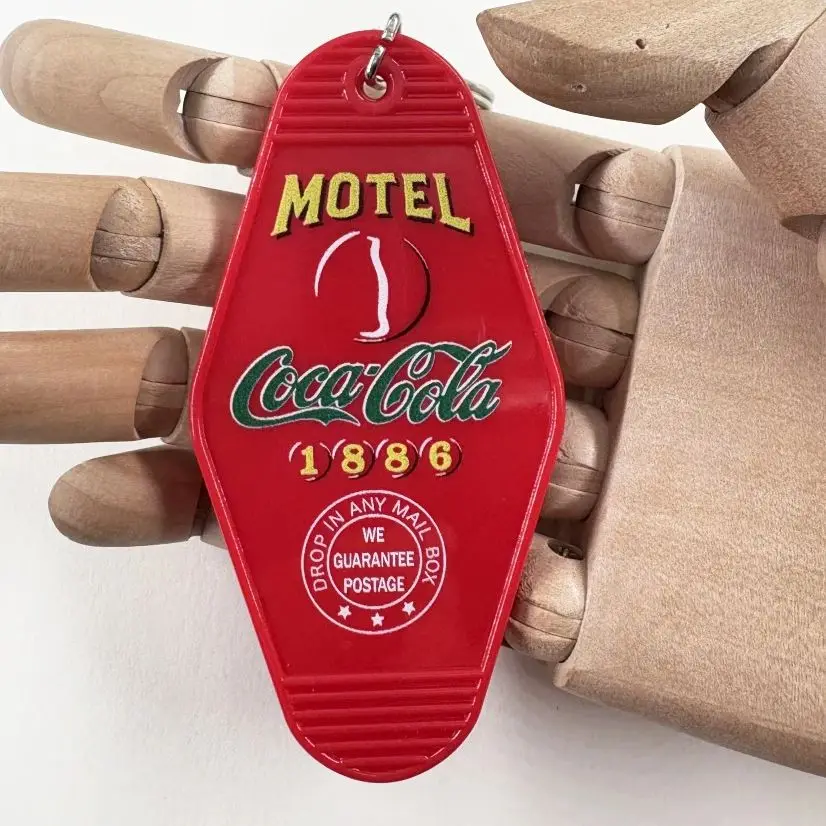 Roter Retro American Drink Cola in Flaschen 1886 Schlüsselanhänger Soda Motel Schlüsselanhänger Marke kreative Tasche Anhänger Dekoration