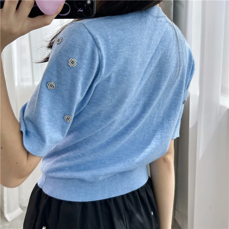 

Трикотажная рубашка с нишевым дизайном, модная синяя рубашка с круглым вырезом и коротким рукавом, с украшением в виде клевера и бриллиантов