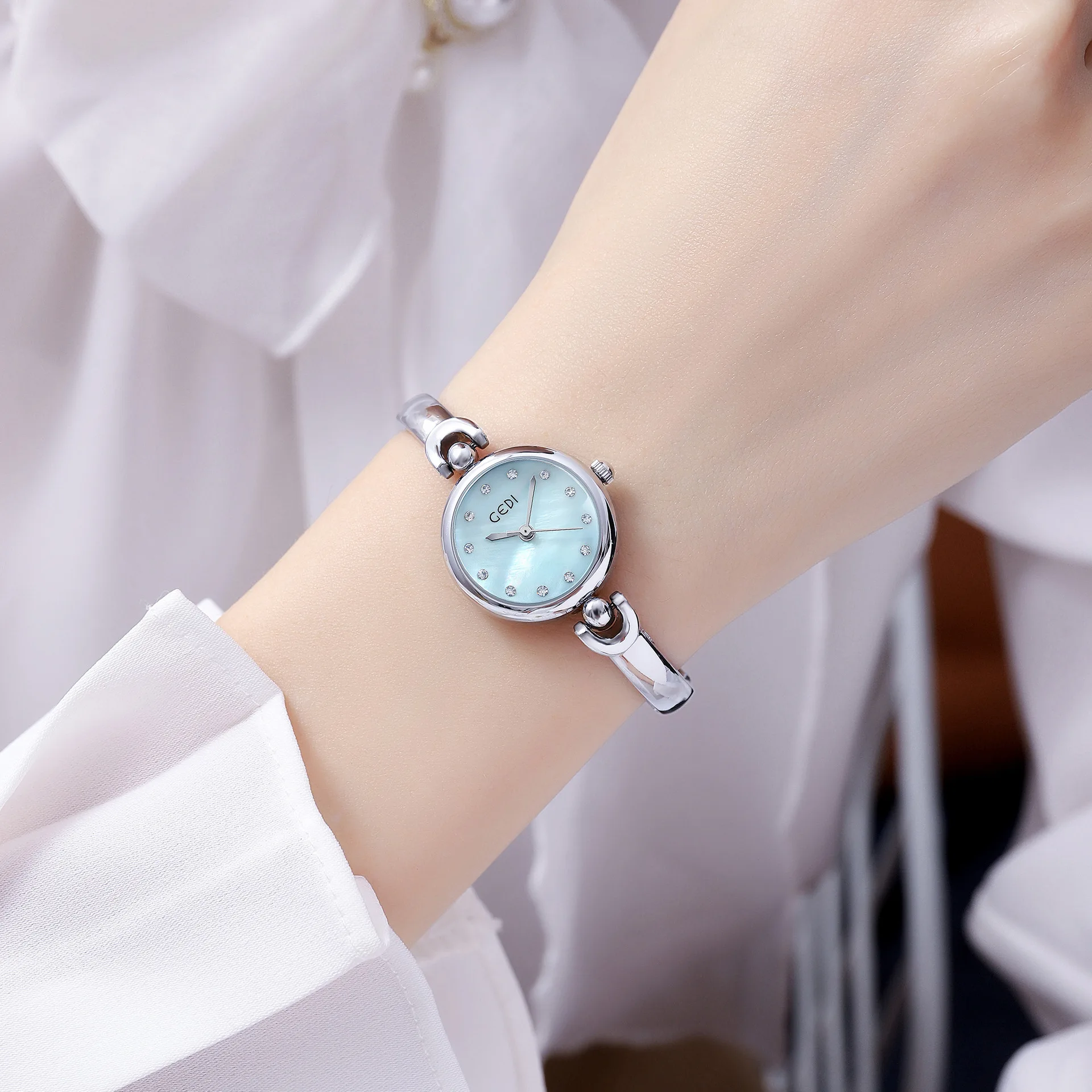 Women Watches UTHAI W34 Bracelet Watch Light Luxury Simple Exquisite Round Dial Waterproof Clock Lady Fashion Korean Quartz