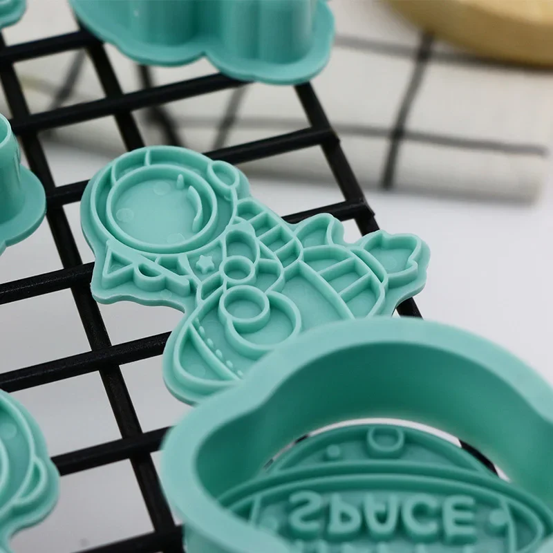 6Pcs Christmas Cookie Cutters Set Santa Snowflake Bell Fondant Embossed Stamp DIY Baking Mold Christmas Party Supplies cookie cutter baking mold cookie mould baking decorating tools cookie maker press kit