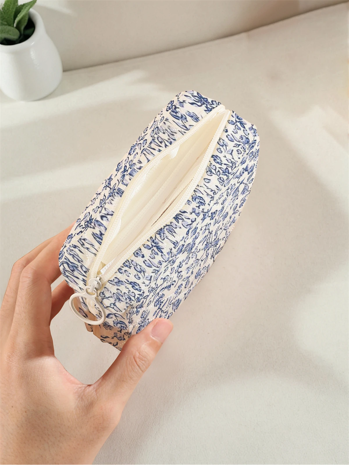 1 portable sanitary napkin storage bag, made of seaweed turtle pattern and diamond mesh material, lightweight women's tissue bag