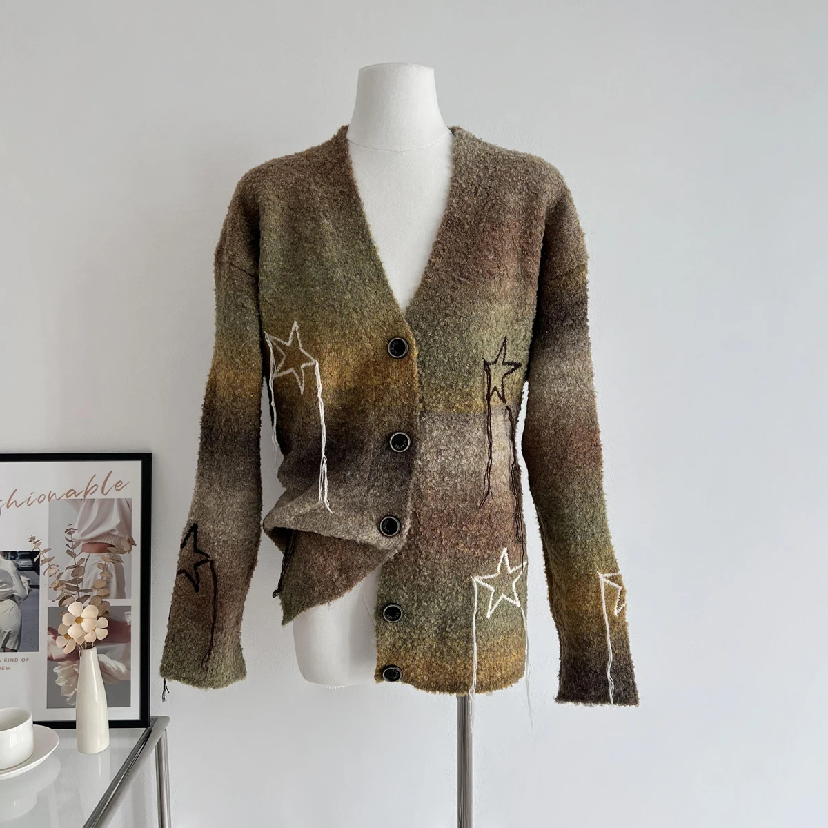 

Женский кашемировый свитер с кисточками и V-образным вырезом