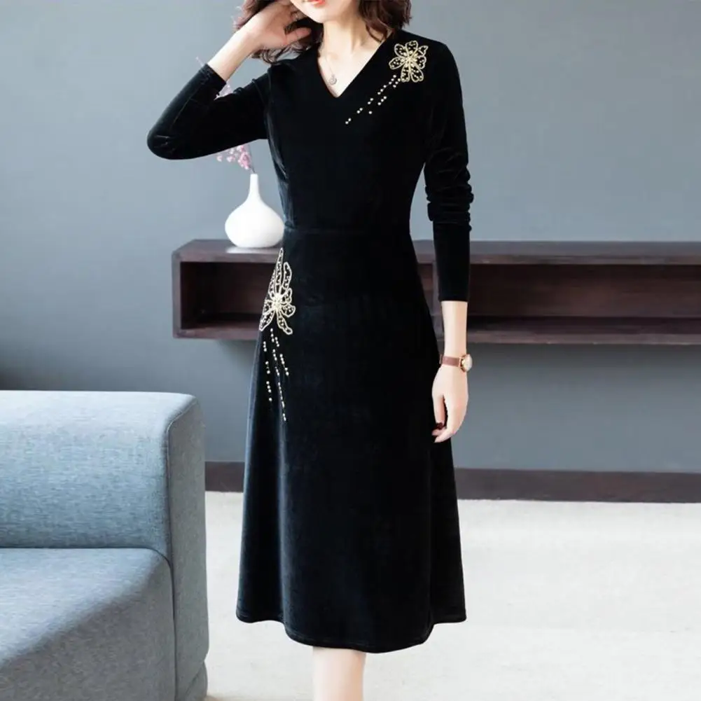 

Midi Dress Stylish Plus Size Embroidered V-neck Midi Dress for Women Cozy Chic Winter Fashion with Slim Fit Soft Warmth V-neck