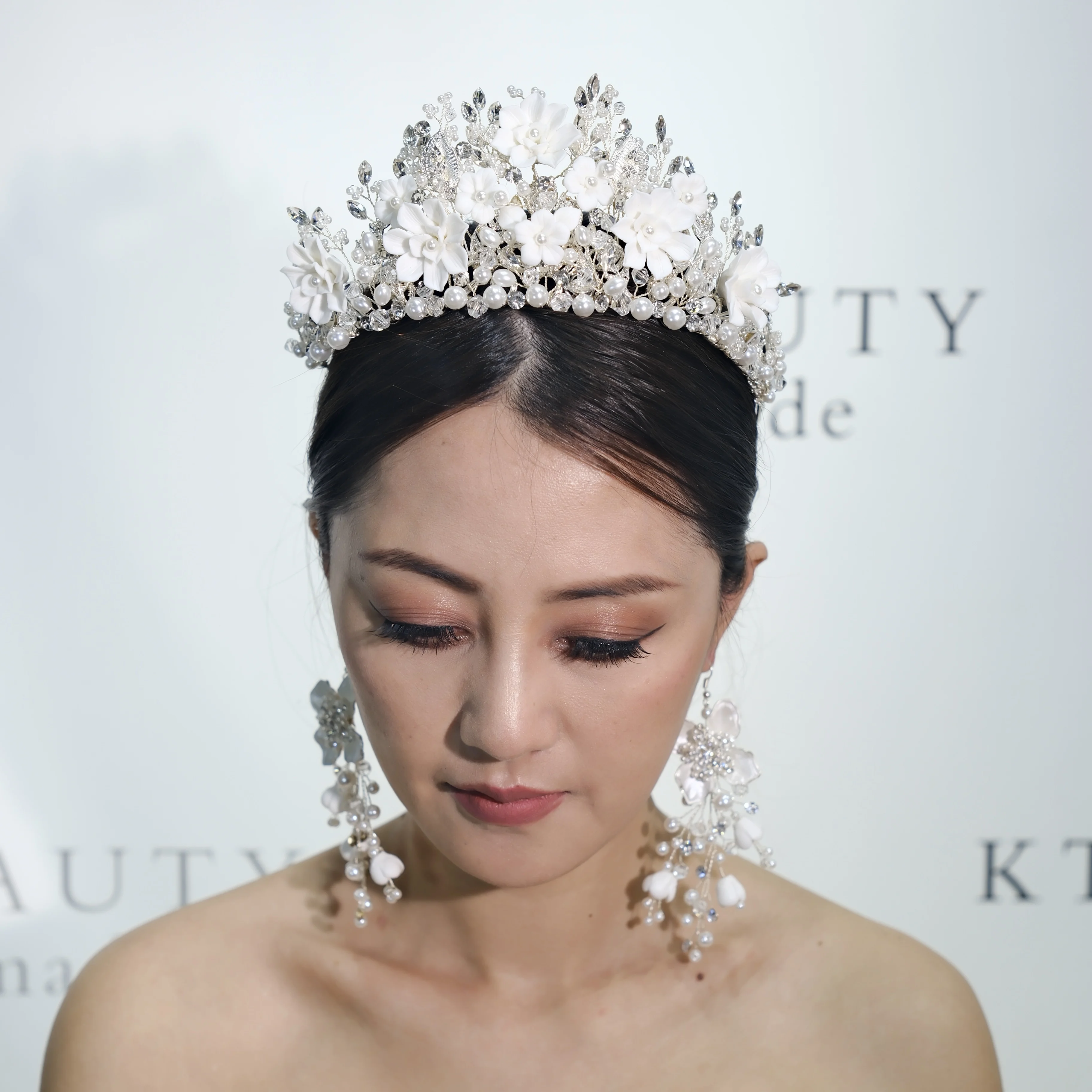 

KTBEAUTY 2024 новый стиль Искусственный Большой жемчуг цветы ручной работы Свадебные короны и тиары роскошные свадебные аксессуары