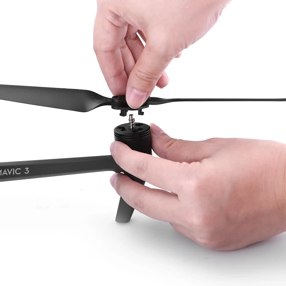 Paires d'hélices haute performance pour Mavic 3 et Mavic 3 Pro, prêtes à être installées.