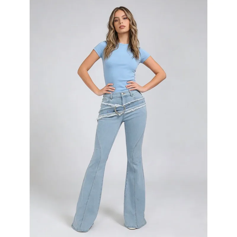 Jean pour femme en denim extensible avec broderie cœur et ourlet irrégulier, coupe décontractée avec poches