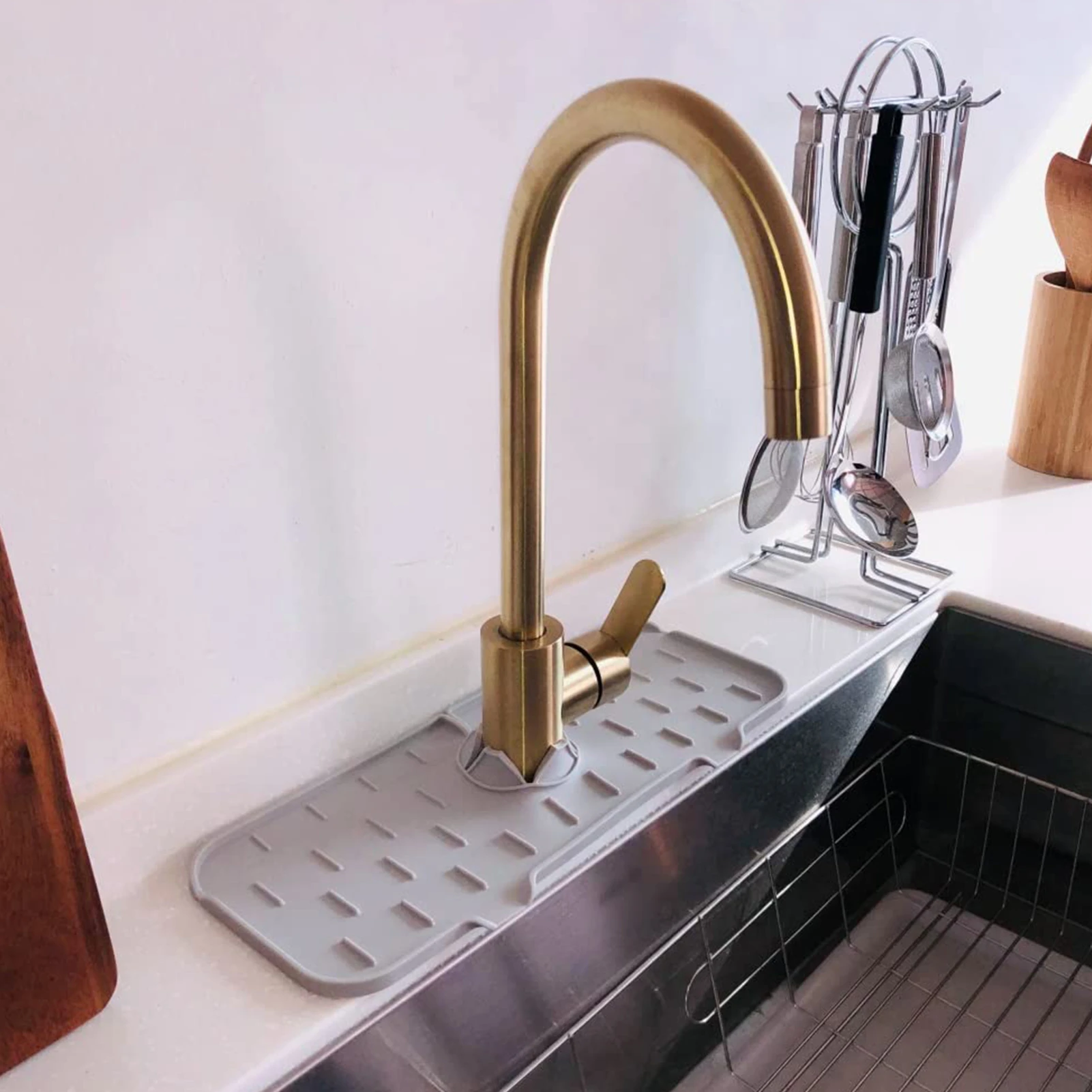 Kitchen Faucet Splashing Things In The Kitchen