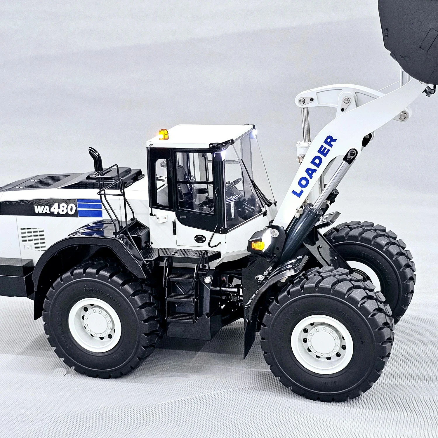 1/14 WA480 RC Hydraulic Loader Metal Model RTR Engineering Loader with Light and Sound System Remote Control Car Adult Toy 5