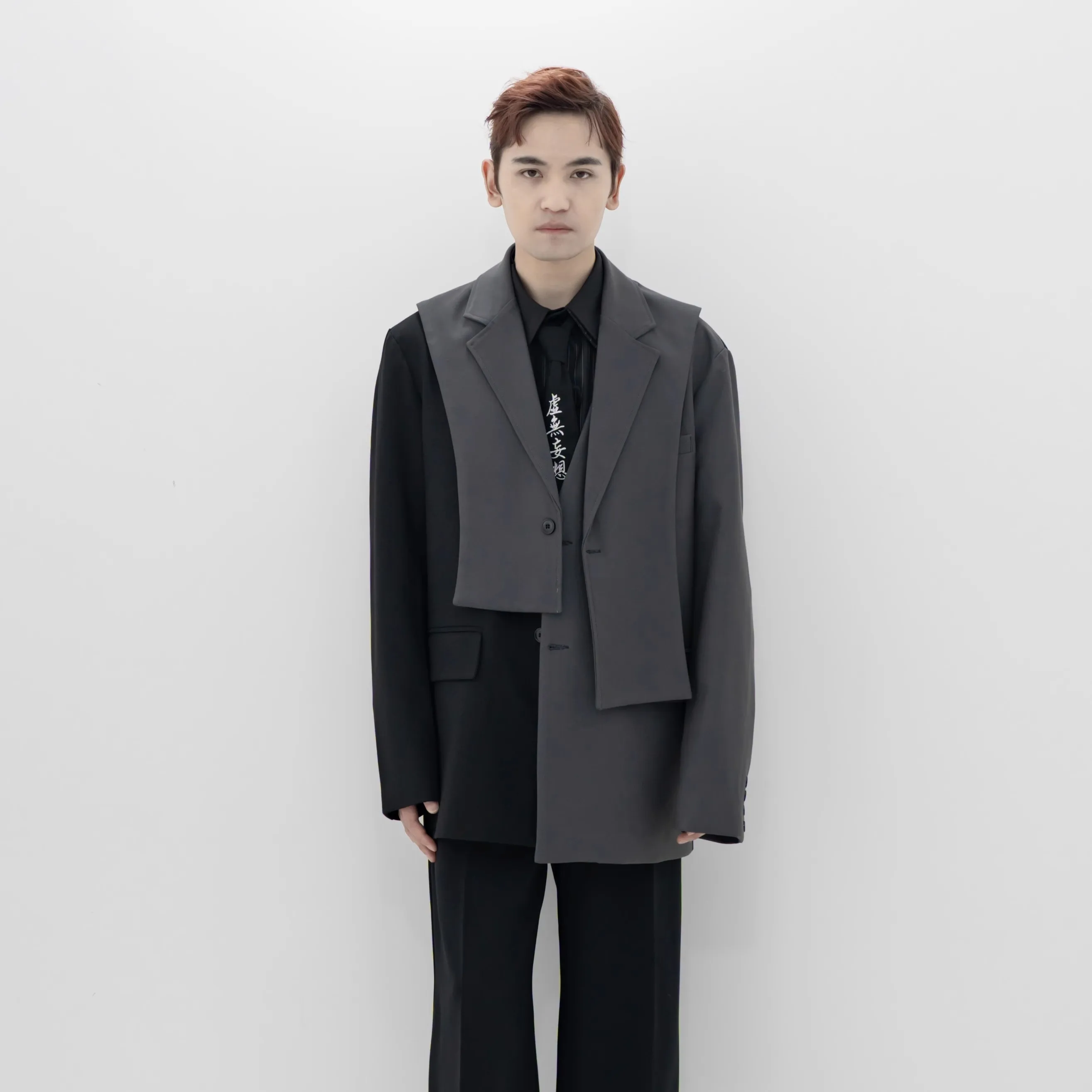 

Супер свободный силуэт костюмная куртка оригинальная структура может быть съемной, чтобы носить больше мужчин и женщин нестандартный блок куртка Серый