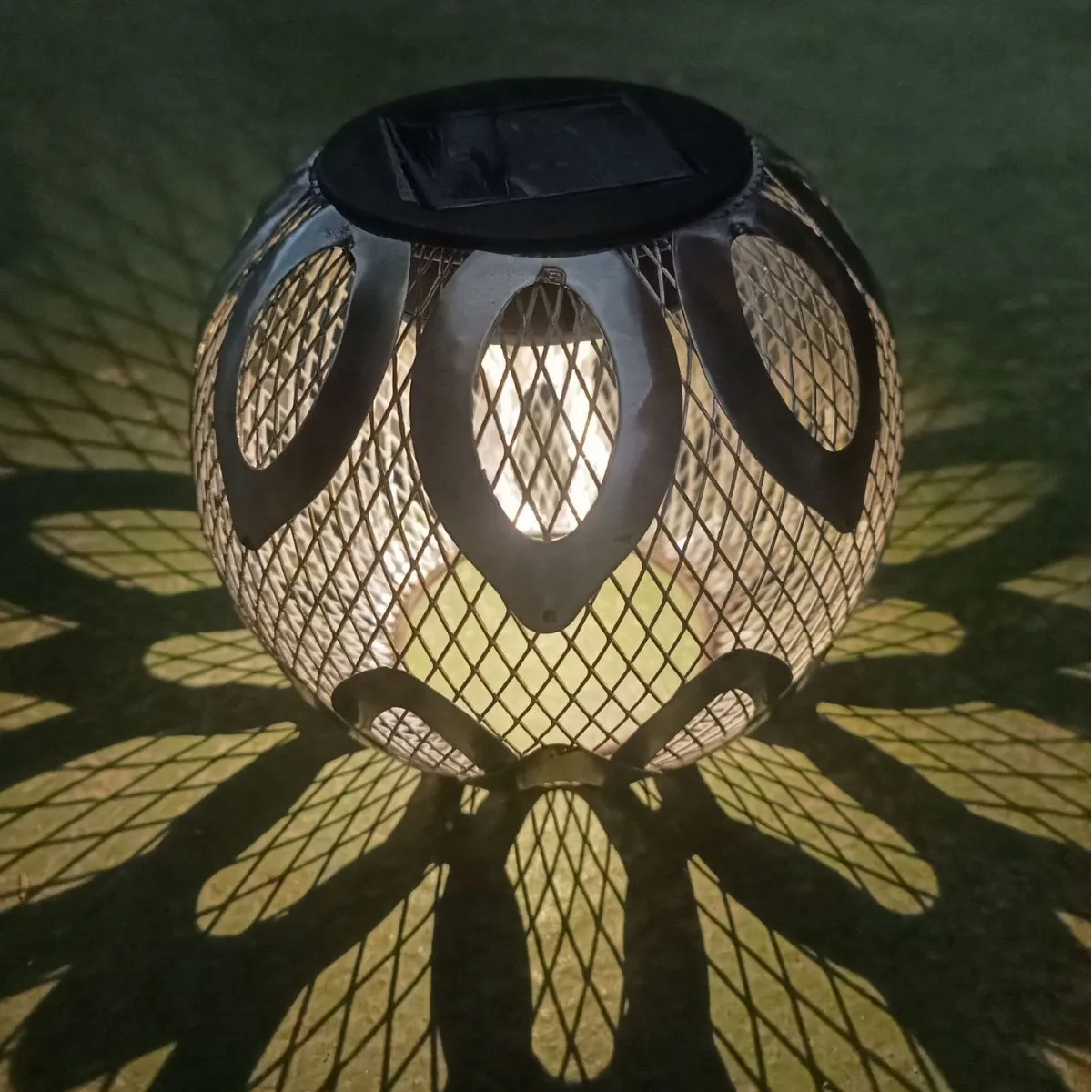 Iron Lotus Solar-Powered Waterproof Outdoor Decorative Lamp for Gardens and Courtyards