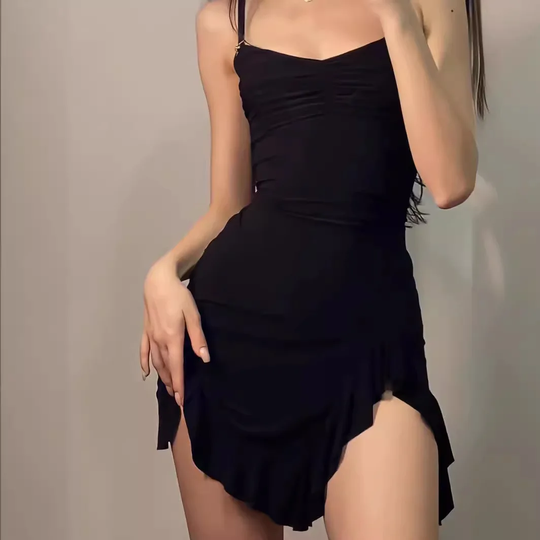 Schwarzes, gerafftes, asymmetrisches Rüschen-Minikleid für Damen, figurbetontes Partykleid mit Spaghettiträgern
