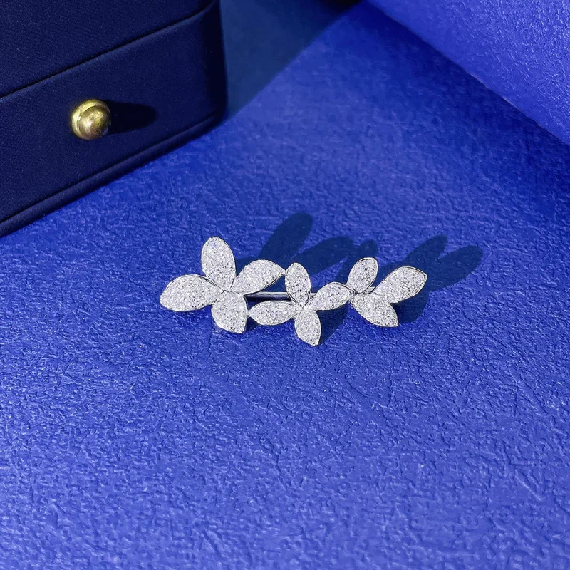 Blumenförmige, zarte Brosche mit natürlichem Diamant, 18 Karat Gold, insgesamt 0,65 ct, runde Brosche mit natürlichem Diamant, Valentinstagsgeschenk für Frauen – Detail 3