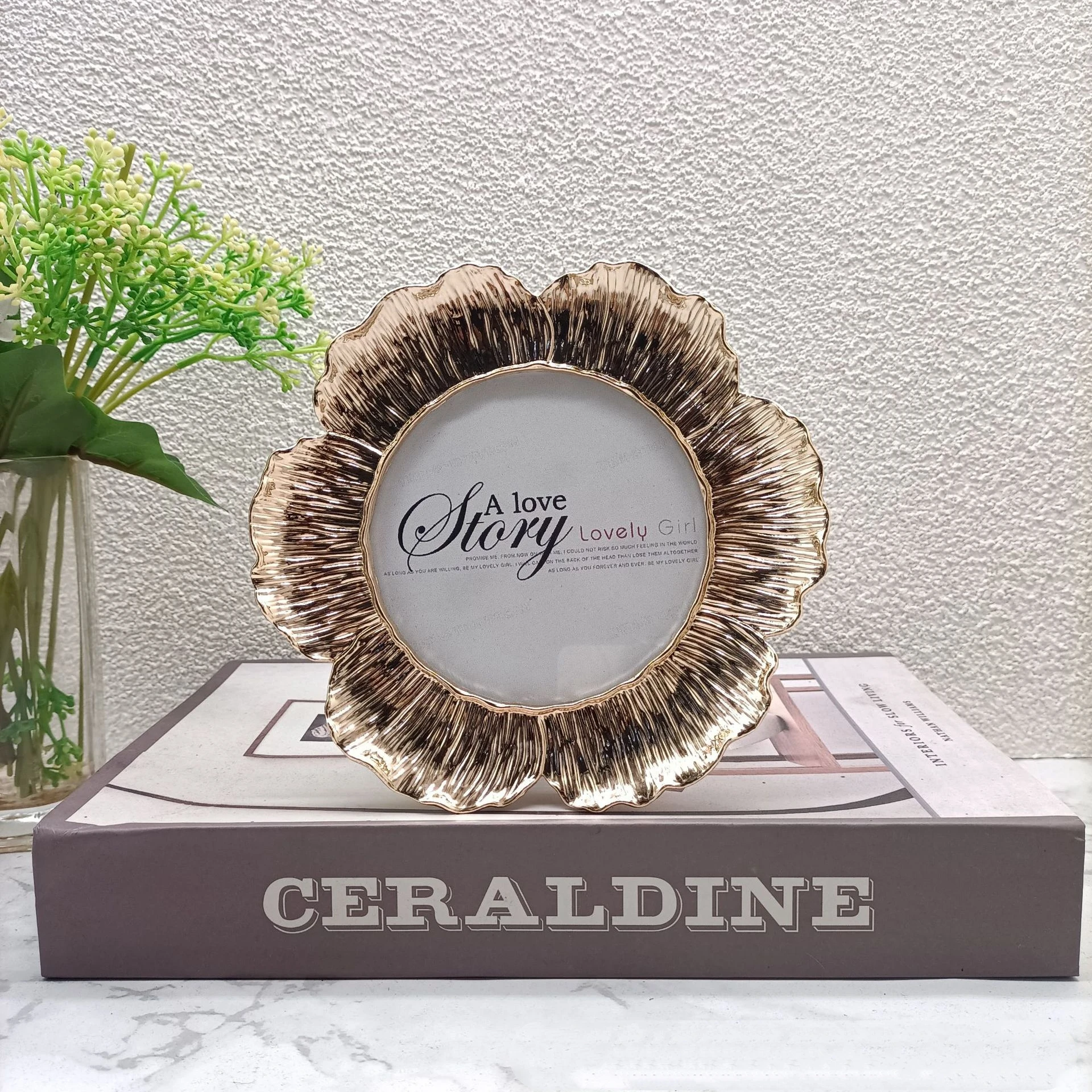 

Современная простая металлическая фоторамка с золотыми цветами для домашнего декора