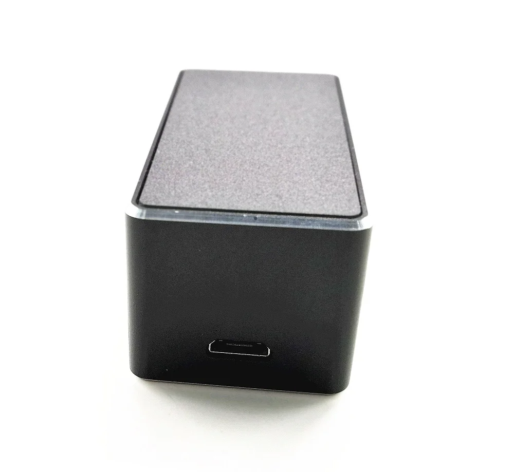 Mains tenant l'outil SKYRC Analyseur de Différentiel pour Voitures RC Échelle 1/8 et 1/10 lors d'un réglage