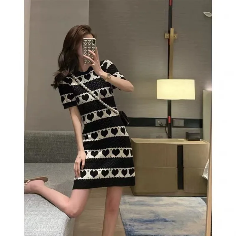 

2023 new summer fashion temperament slim contrast heart-shaped waist slim round neck short sleeve dress female