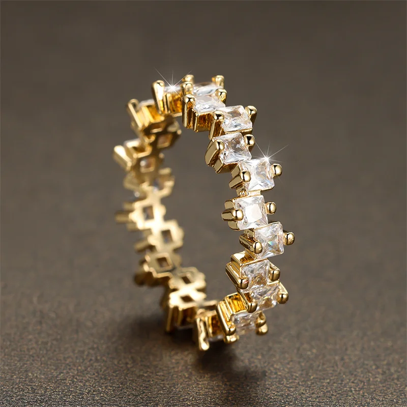 Exquisite Luxury Crystal Zircon Engagement Ring in Yellow Gold