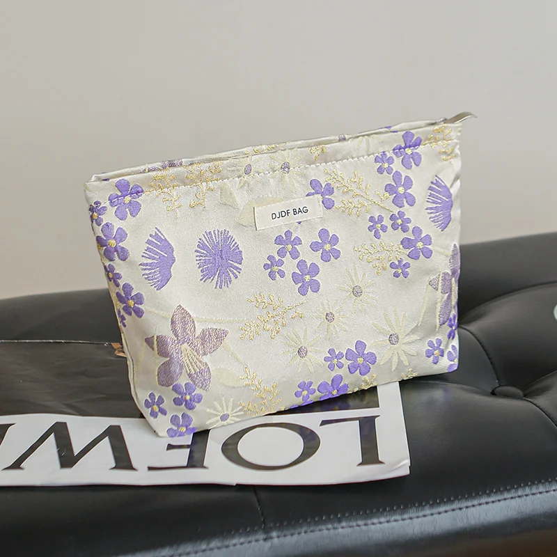 Elegant White Daisy Embroidered Women's Makeup and Accessory Bag