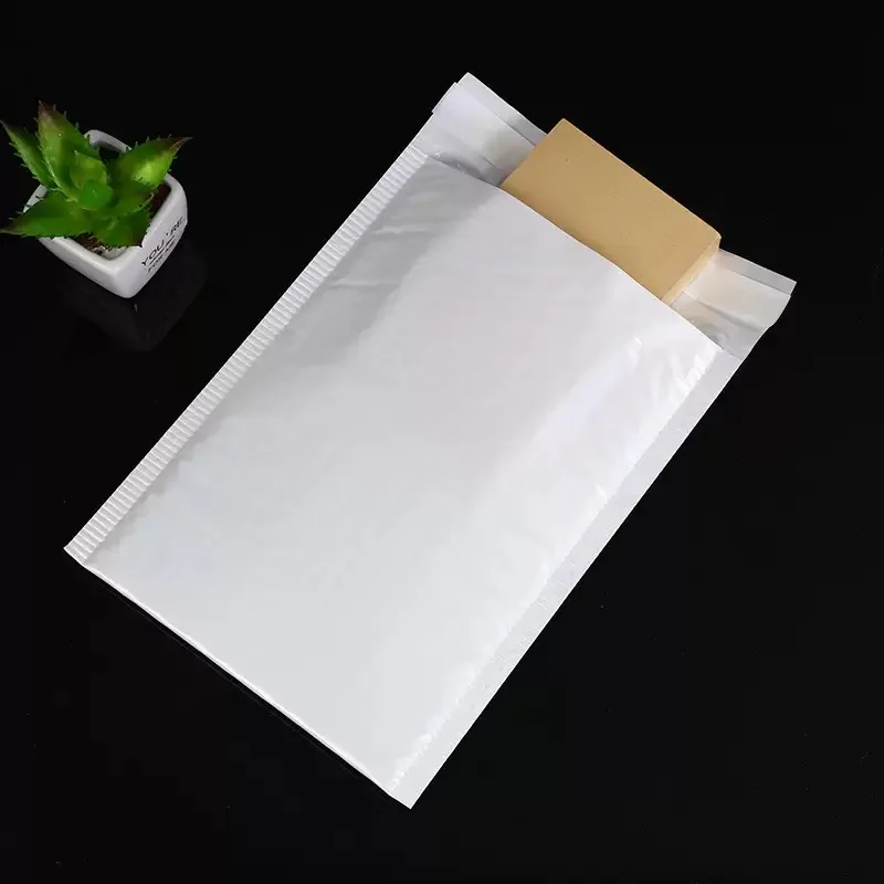Pochette à bulles blanche remplie d'un vêtement