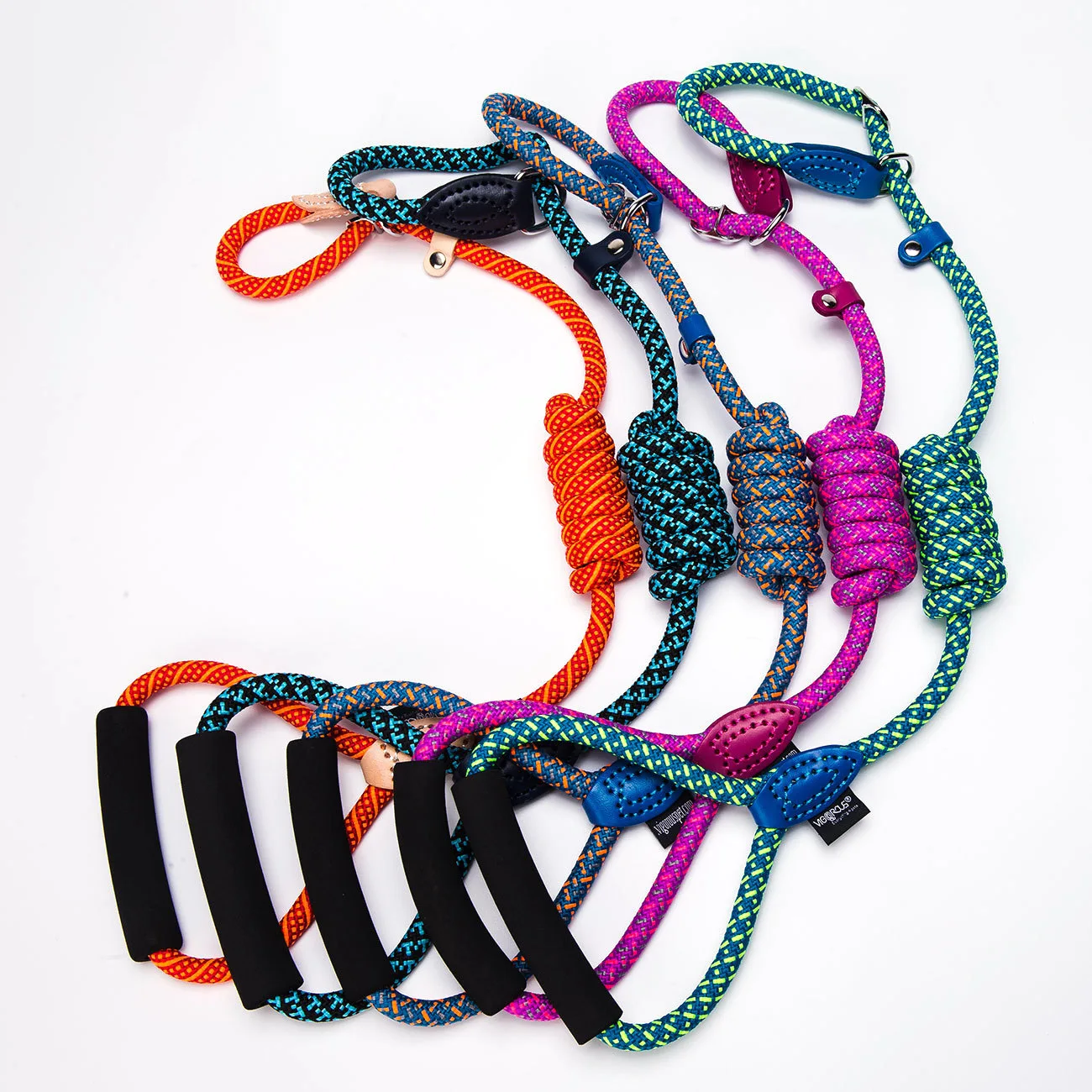 

Durable and Stylish Dog Leash with Card Slot, Reflective Rope for Safe Walking, Strong Handle