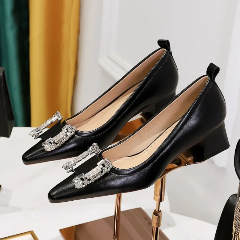 

Классические свадебные туфли для невесты, женские туфли-лодочки с металлическим украшением и бантом на высоком каблуке, дизайнерские брендовые туфли на массивном каблуке, женские классические туфли-лодочки