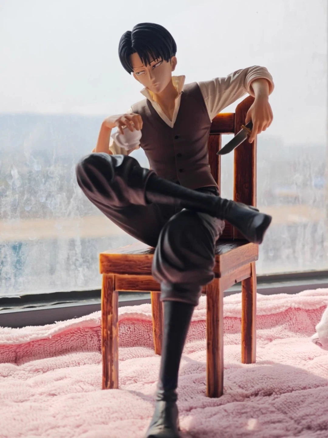 Levi Ackerman Sitting Pose GK Figure Anime Statue - Desktop Decoration Collectible