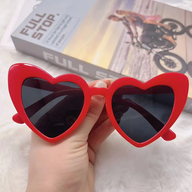 Occhiali da sole a forma di cuore la tendenza dell'estate 2019