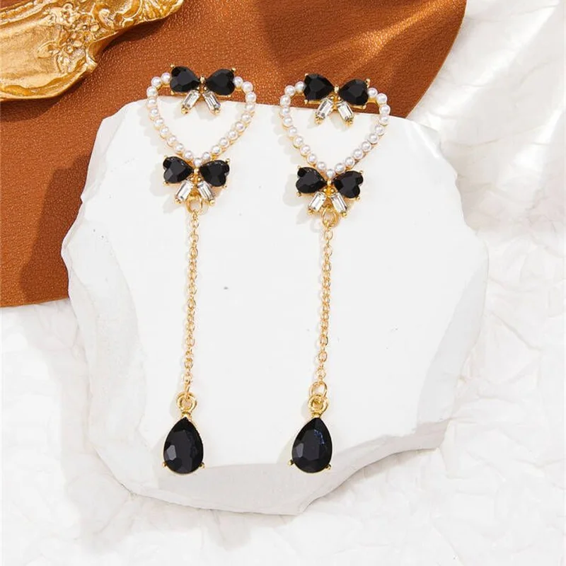 threetimes★韓国★人気★Heart twist earrings /追跡あり threetimes】韓国の人気 ☆ Heart twist earrings ピアス